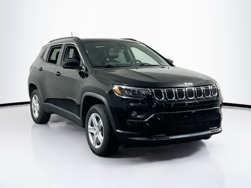 Used 2023 Jeep Compass Latitude w/ Sun and Sound Group AWD/4WD image 3