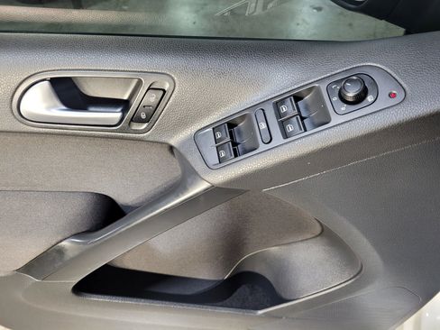 Used 2017 Volkswagen Tiguan Limited w/ Premium Package image 17