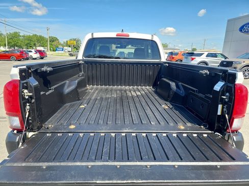 Used 2019 Toyota Tacoma SR AWD/4WD image 9