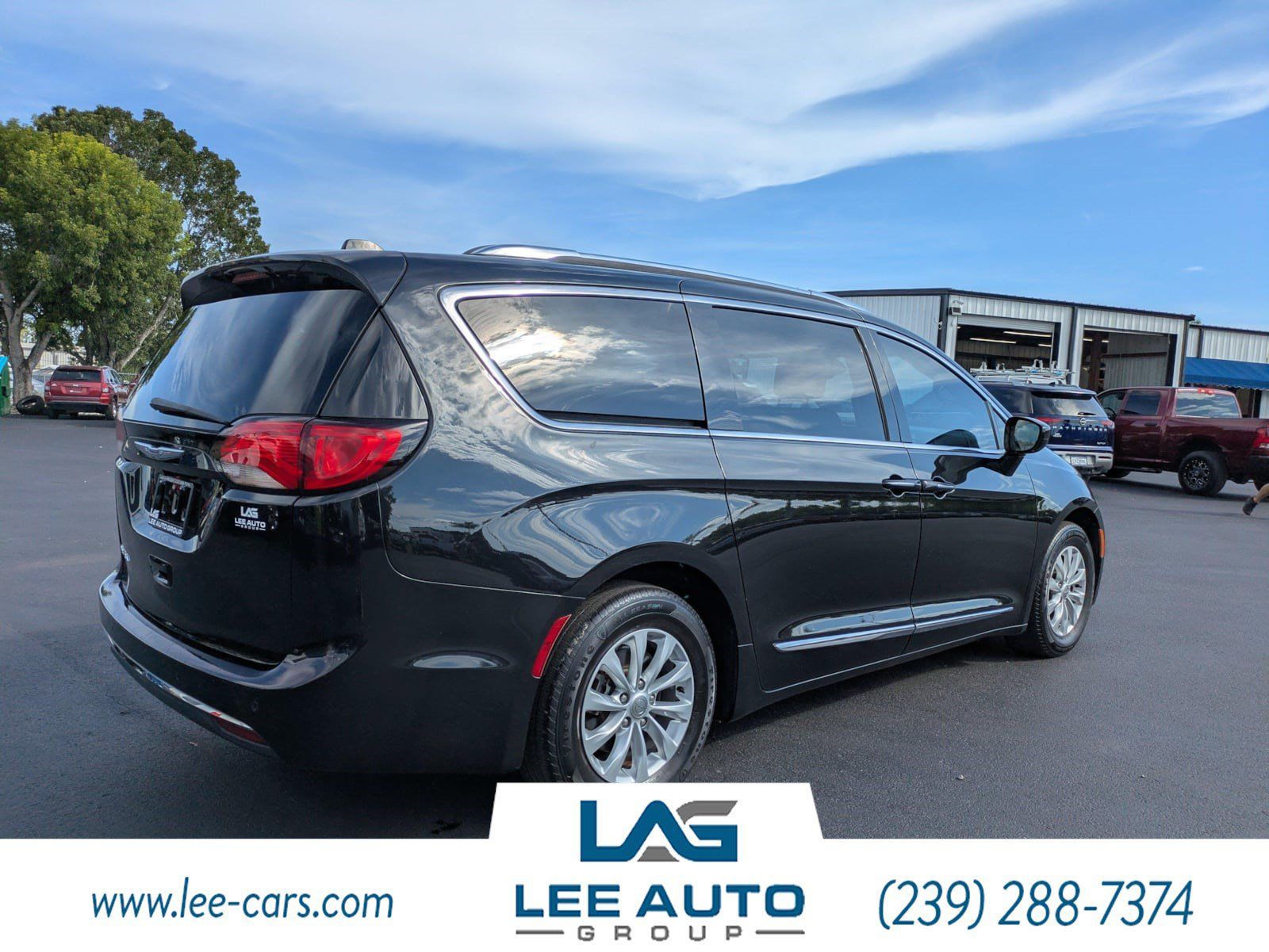 Used 2019 Chrysler Pacifica Touring-L FWD image 3