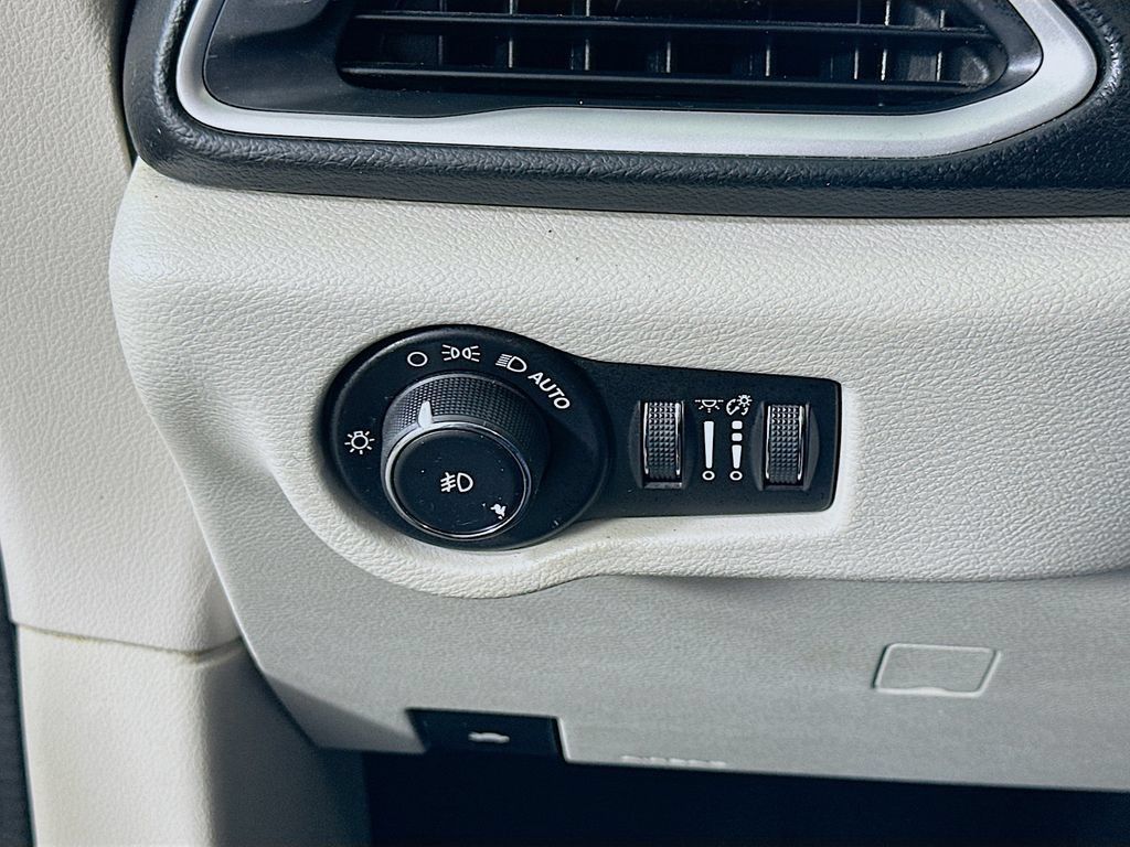 Used 2018 Chrysler Pacifica Touring-L w/ Premium Audio Group FWD image 24