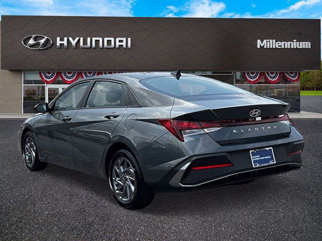Certified 2024 Hyundai Elantra SEL FWD image 6