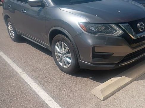 Used 2017 Nissan Rogue SV image 1