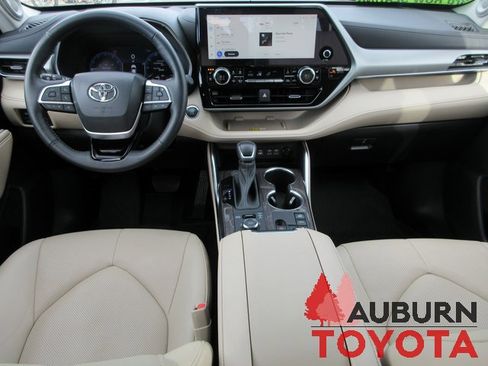 Used 2023 Toyota Highlander Platinum image 11