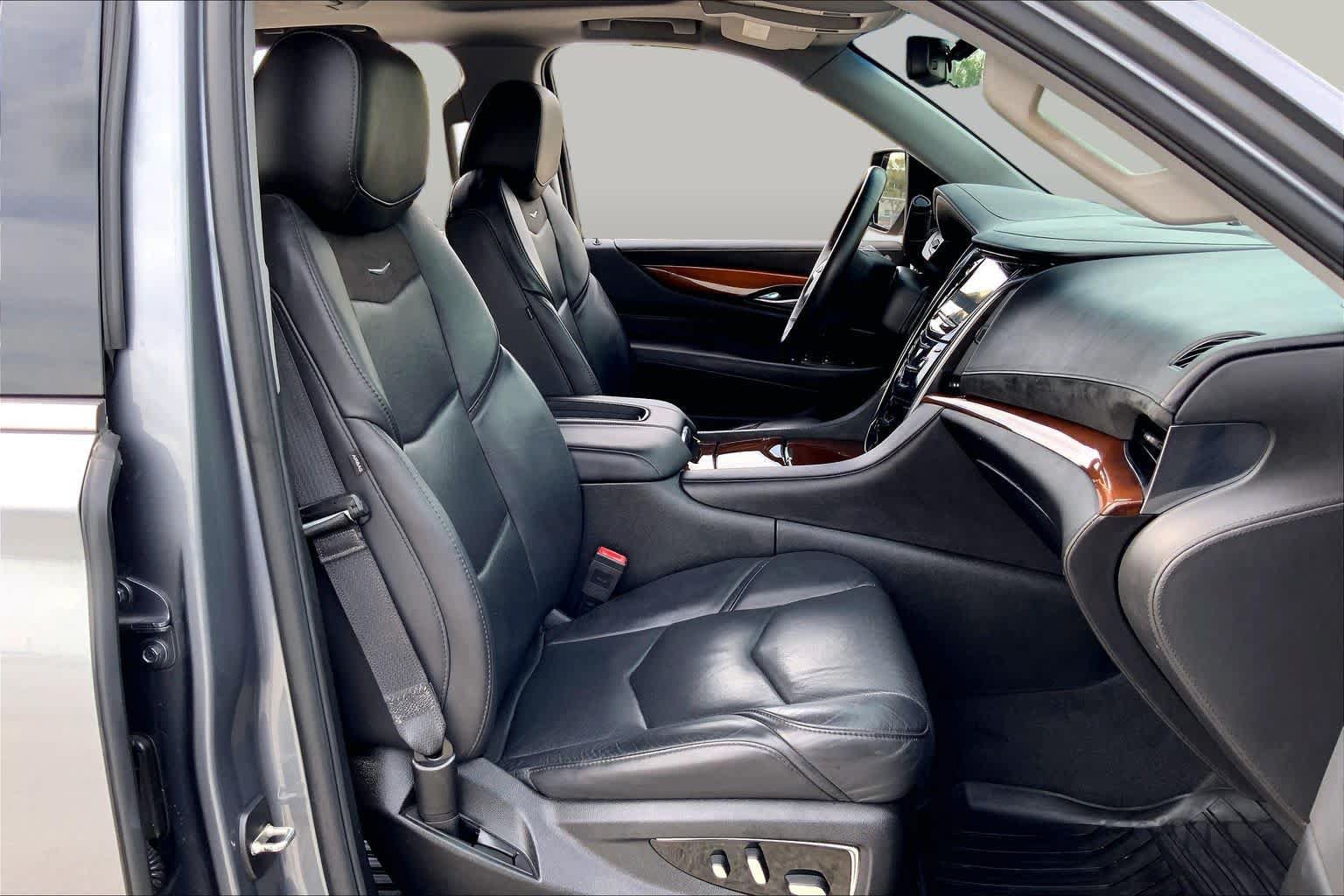 Used 2018 Cadillac Escalade Luxury w/ LPO, Radiant Package RWD image 9