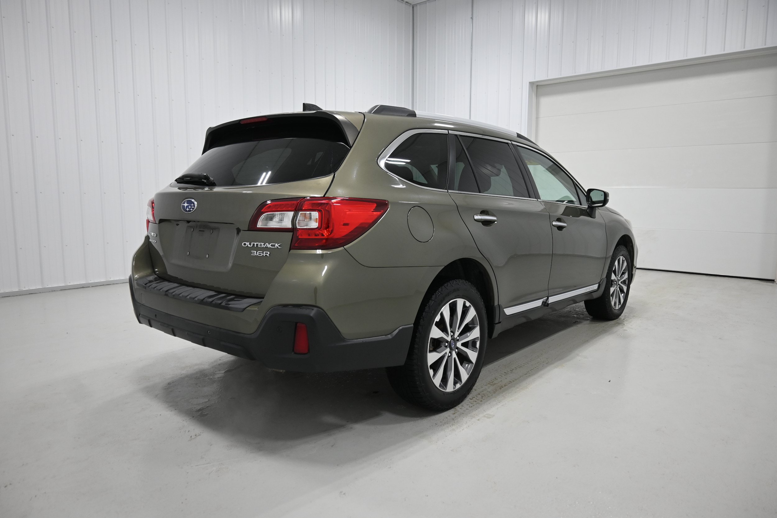 Used 2019 Subaru Outback 3.6R Touring w/ Popular Package #3A AWD/4WD image 33