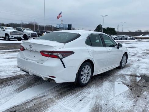 Used 2023 Toyota Camry SE image 3