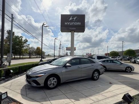 Certified 2025 Hyundai Elantra SE image 8