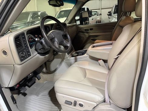 Used 2006 Chevrolet Silverado 2500 LT w/ Heavy-Duty Power Package AWD/4WD image 3