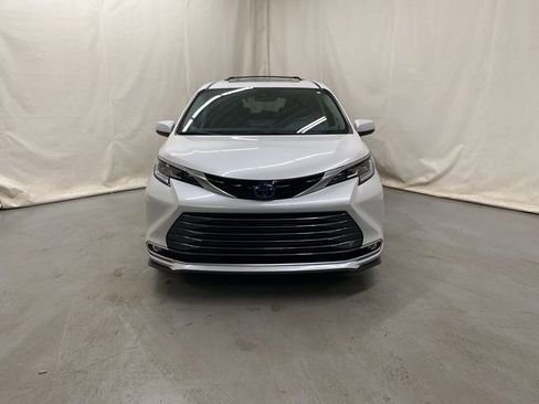 Used 2023 Toyota Sienna Limited AWD/4WD image 3