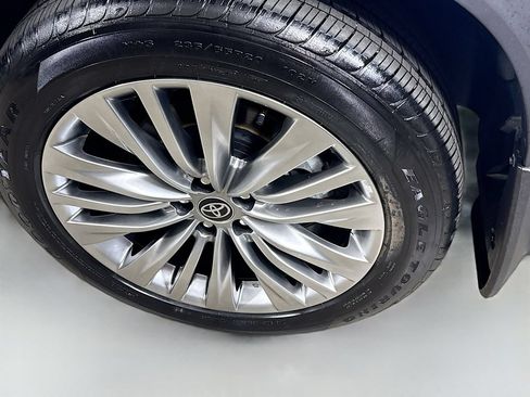 Certified 2025 Toyota Highlander Platinum AWD/4WD image 33