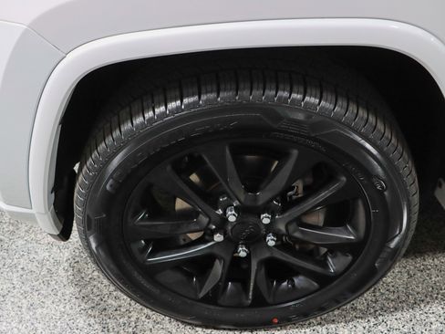 Used 2020 Jeep Grand Cherokee Altitude image 11