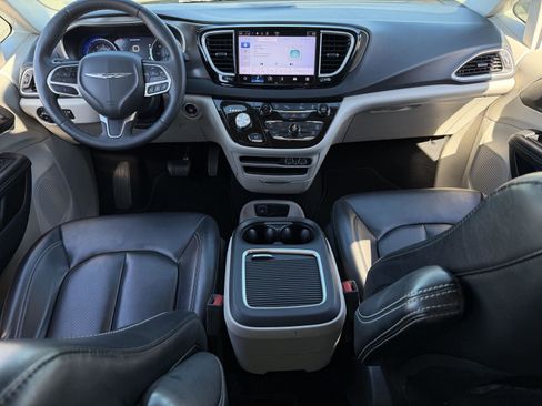 Used 2023 Chrysler Pacifica Touring-L image 6