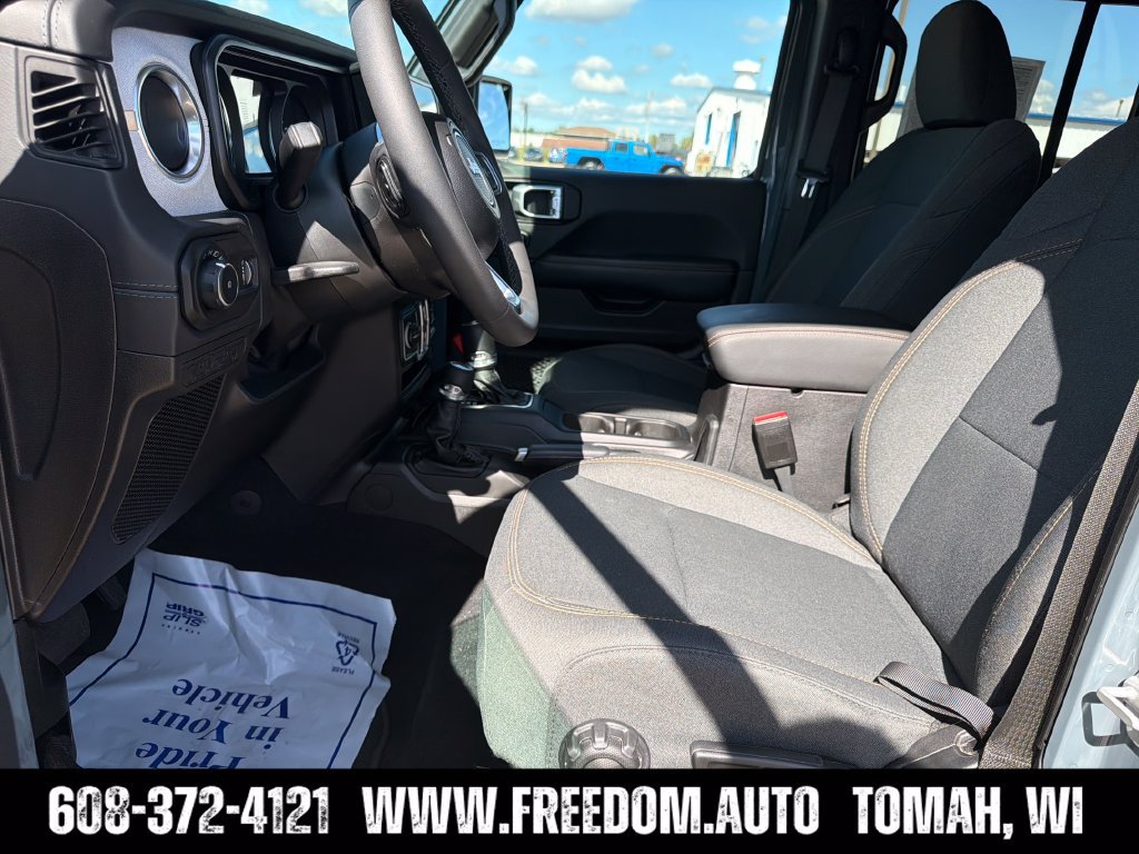 Used 2026 Jeep Wrangler Unlimited Sahara AWD/4WD image 24
