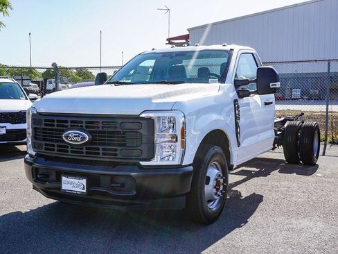 New 2025 Ford F350 XL image 3