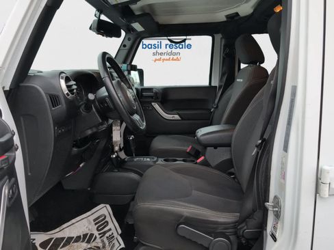 Used 2018 Jeep Wrangler Unlimited Rubicon w/ Cold Weather Group image 13