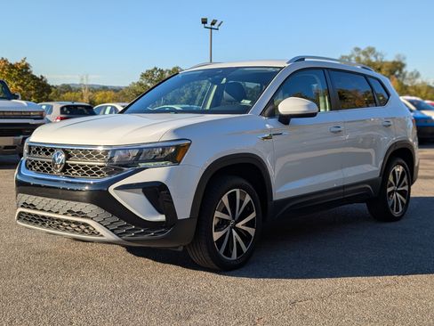 Used 2024 Volkswagen Taos SE image 5