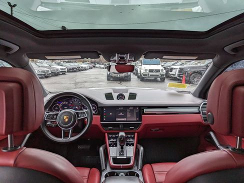 Used 2023 Porsche Cayenne Platinum Edition image 42