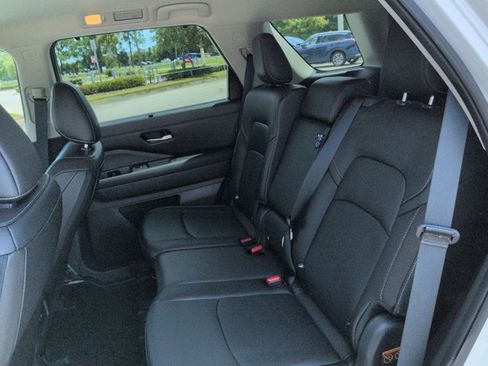 Used 2024 Nissan Pathfinder SL FWD image 15