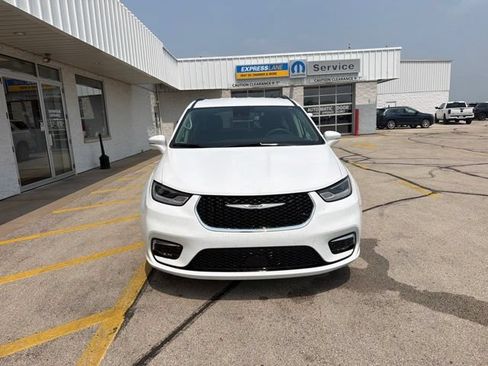 Used 2022 Chrysler Pacifica Touring-L FWD image 2