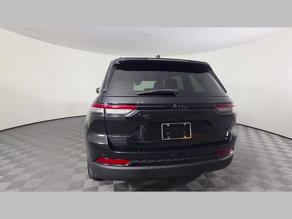 Used 2023 Jeep Grand Cherokee Altitude AWD/4WD image 9