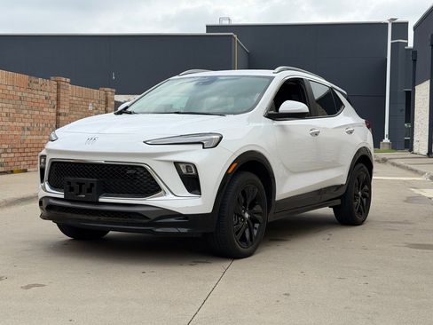 Used 2024 Buick Encore GX Sport Touring image 2