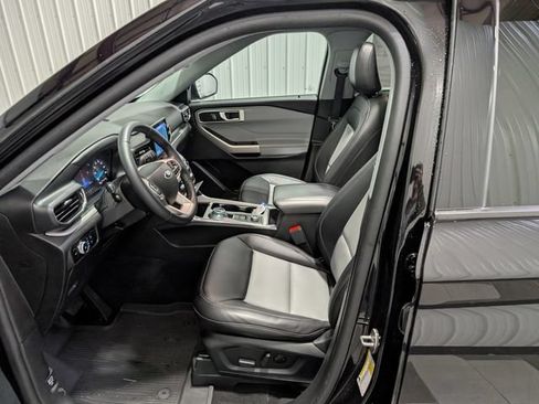 Used 2023 Ford Explorer XLT w/ Equipment Group 202A AWD/4WD image 16