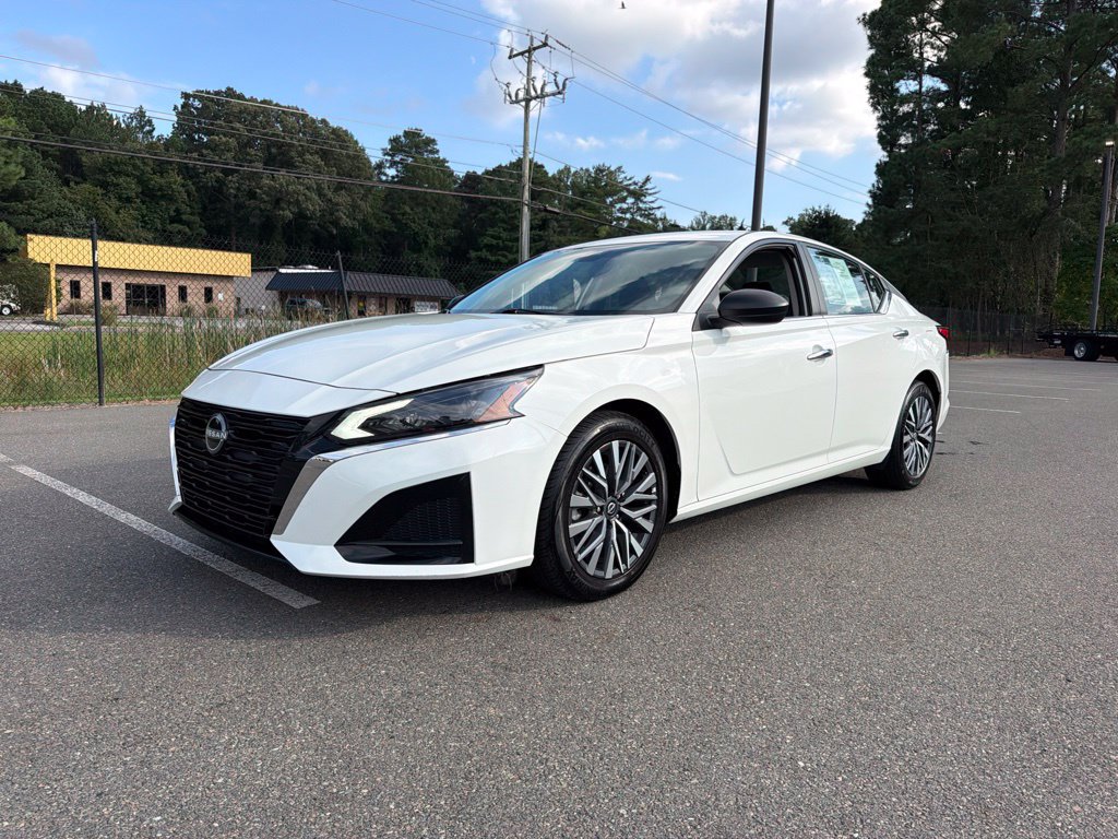 Used 2025 Nissan Altima 2.5 SV FWD image 2