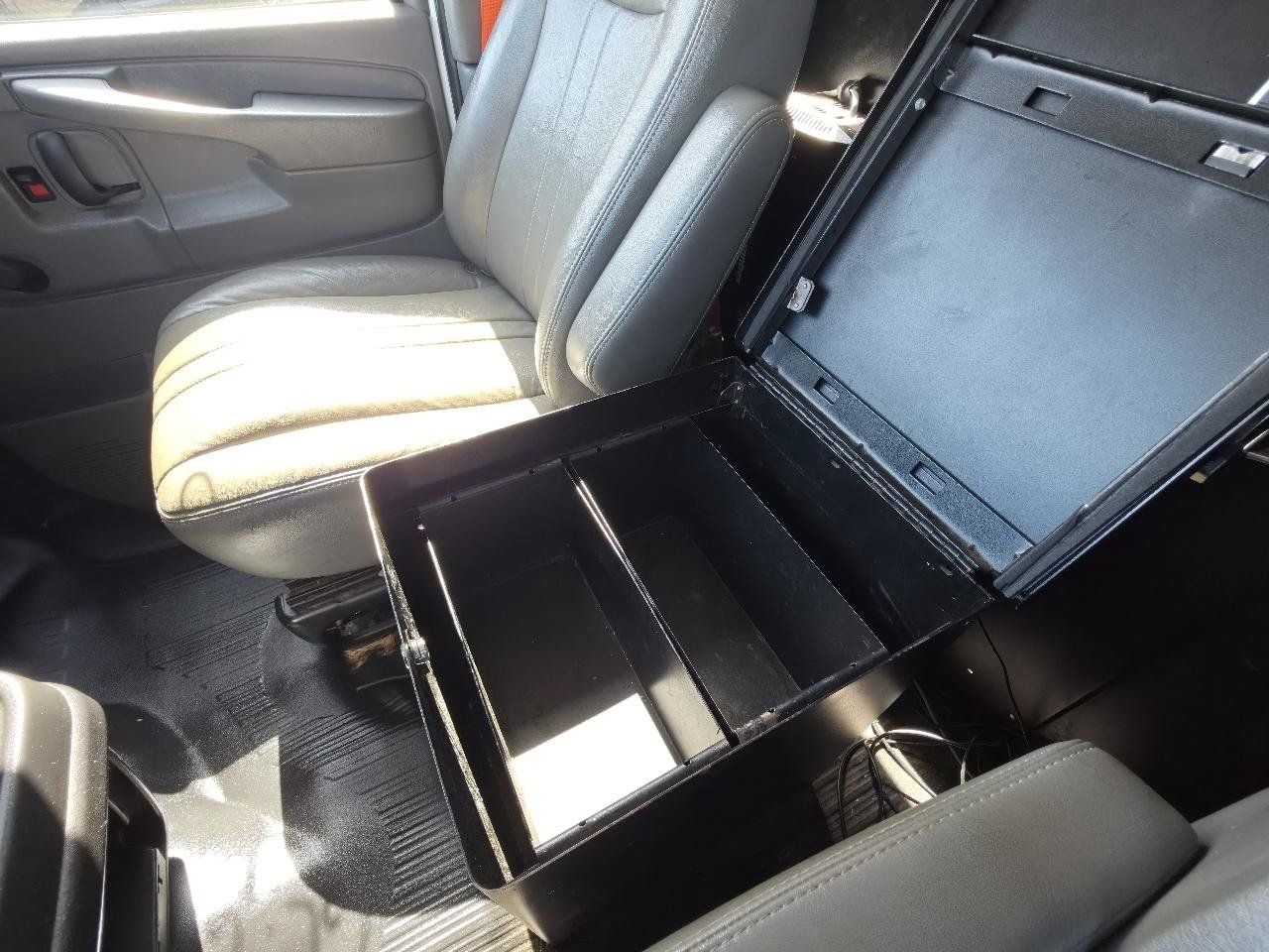Used 2013 Chevrolet Express 2500 RWD image 30