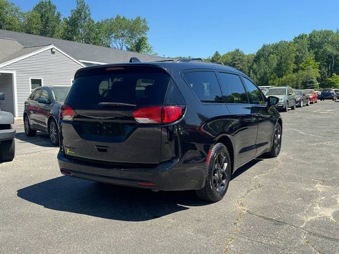 Used 2019 Chrysler Pacifica Touring-L w/ S Appearance Package FWD image 9