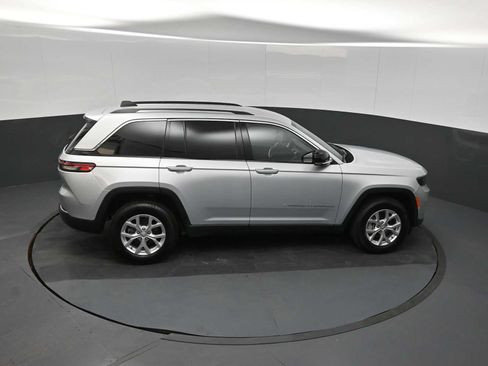 Used 2023 Jeep Grand Cherokee Limited w/ Trailer Tow Prep Group (B) AWD/4WD image 17