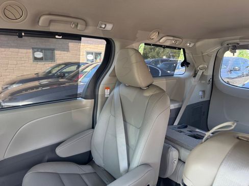 Used 2017 Toyota Sienna XLE w/ XLE Navigation Package FWD image 18