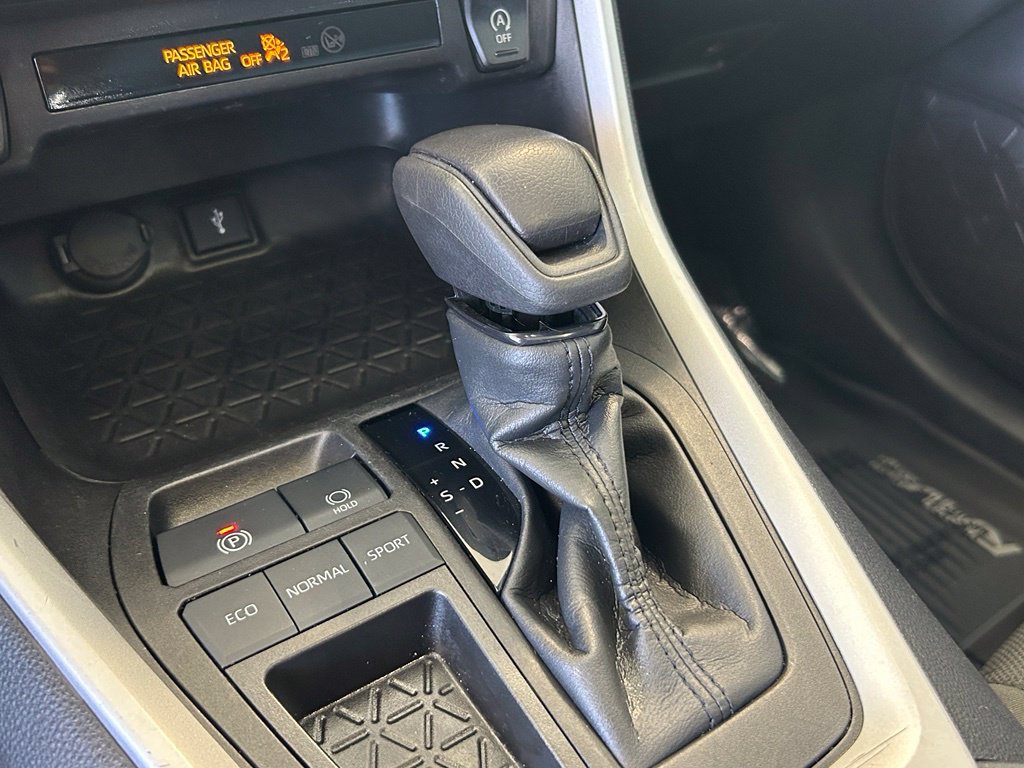 Used 2022 Toyota RAV4 XLE w/ Convenience Package FWD image 16