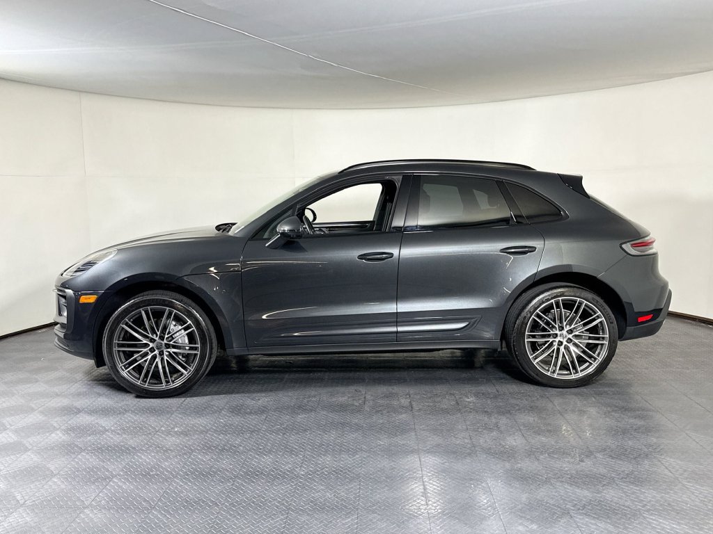Certified 2025 Porsche Macan AWD/4WD image 2
