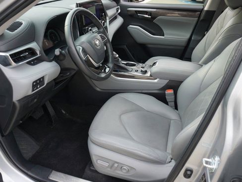 Used 2023 Toyota Highlander Platinum image 13