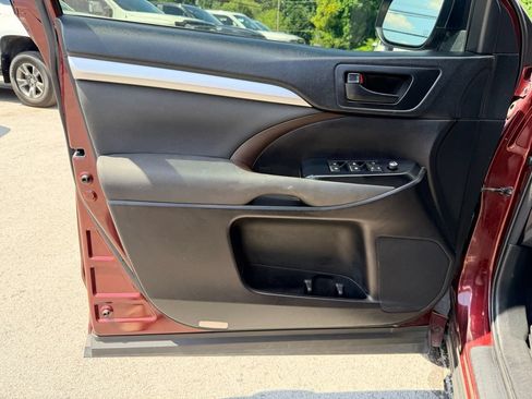 Used 2018 Toyota Highlander LE FWD image 23