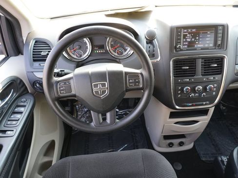 Used 2018 Dodge Grand Caravan SE w/ UConnect Hands-Free Group FWD image 19
