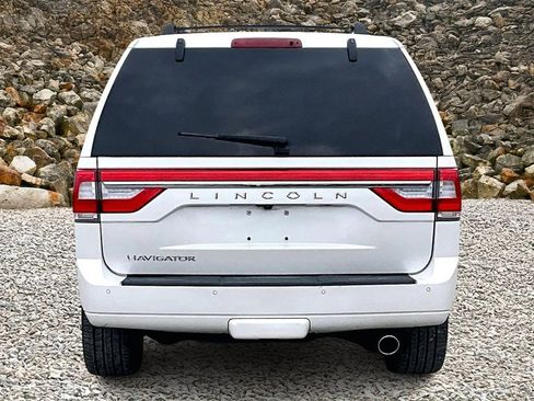 Used 2017 Lincoln Navigator Reserve image 4