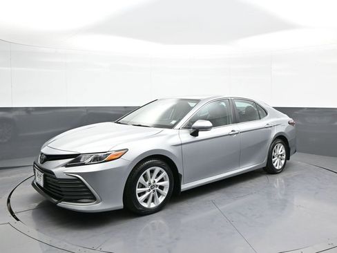 Used 2021 Toyota Camry LE image 10