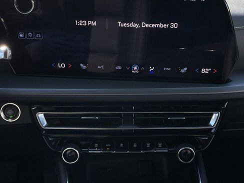 Used 2025 Chevrolet Traverse LT image 17