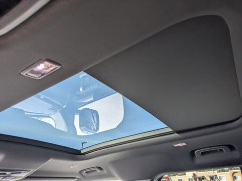 Used 2025 Land Rover Defender 110 X-Dynamic SE image 20