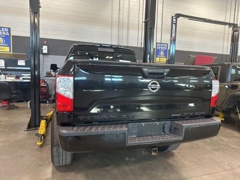 Used 2018 Nissan Titan SV w/ SV Convenience Package image 10