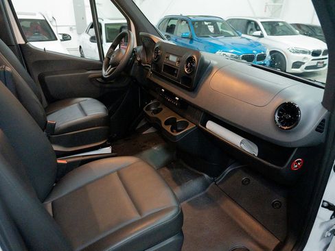 Used 2019 Mercedes-Benz Sprinter 2500 image 35