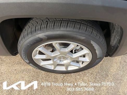 Used 2019 Jeep Renegade Latitude FWD image 13