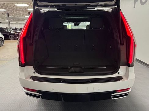 Used 2022 Cadillac Escalade Premium Luxury AWD/4WD image 16