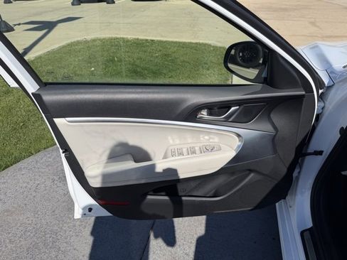 Used 2025 Genesis G70 2.5T image 8