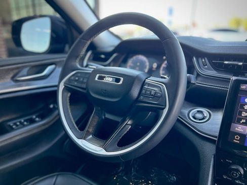 Used 2023 Jeep Grand Cherokee L Limited AWD/4WD image 11