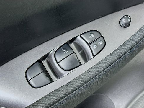 Used 2024 Nissan Leaf S image 15