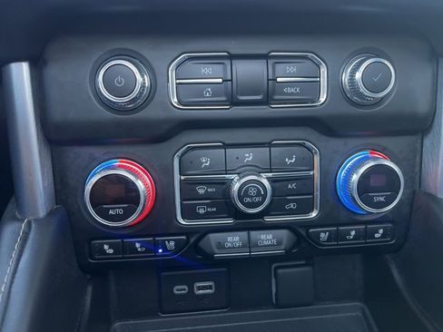 Used 2023 GMC Yukon XL SLT w/ SLT Premium Package image 16