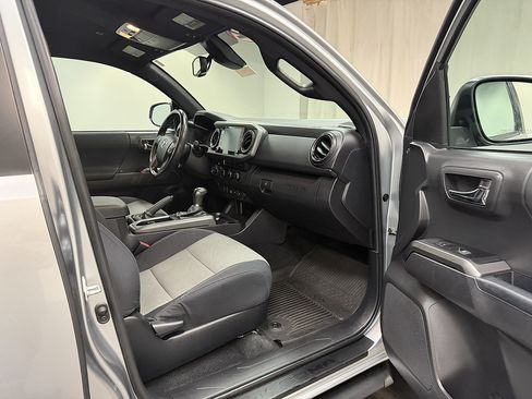 Used 2022 Toyota Tacoma TRD Sport AWD/4WD image 18